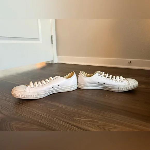 Men’s Size 9 Low Top Converses - Picture 3 of 3